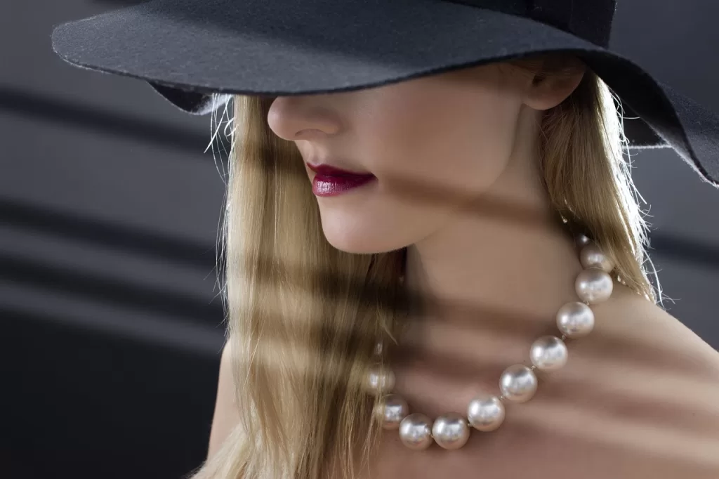 woman, hat, pearls-1879905.jpg
